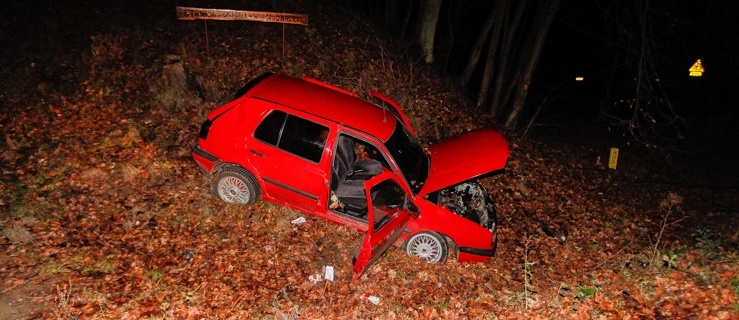 Golfem prosto do... rowu. Dwie osoby w szpitalu