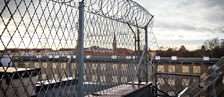 24-latka zawiadomiła policję, że dwaj mężczyźni uwięzili ją w garażu i zgwałcili