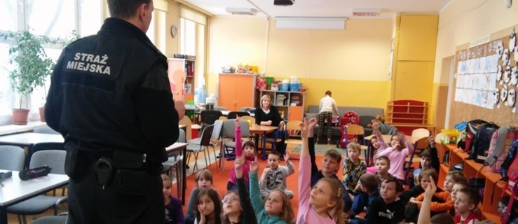 Strażnicy Miejscy odwiedzają świetlice w elbląskich szkołach