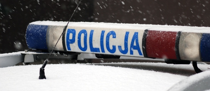 Policjanci przewieźli wychłodzonego mężczyznę do szpitala