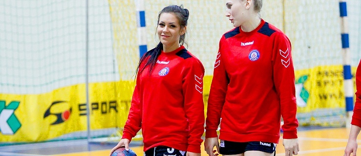 Dominika Hawryszko (po lewej) poprowadziła swój zespół do triumfu i do 1/2 Mistrzostw Polski
