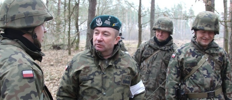 Drugi od lewej: generał Leszek Surawski