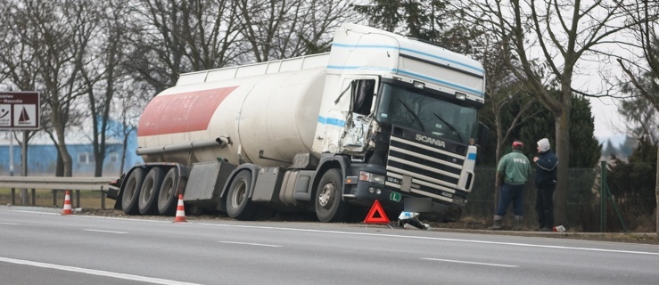 Utrudnienia: ciężarówka w rowie na 