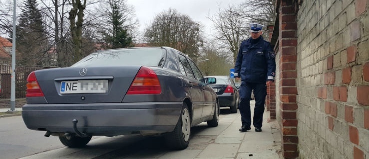 Było tak wąsko, że nie mogła przejść z wózkiem – posypały się mandaty za złe parkowanie na chodniku 