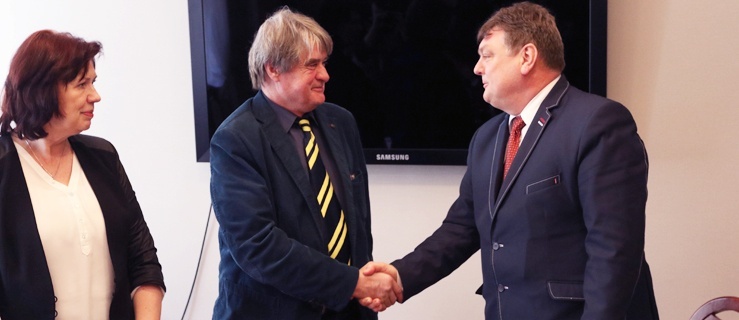Uścisk dłoni, który zbliża obie szkoły do wyczekiwanej termomodernizacji. Prezydent Wróblewski wraz z Tadeuszem Rostkowskim - firma TAROS