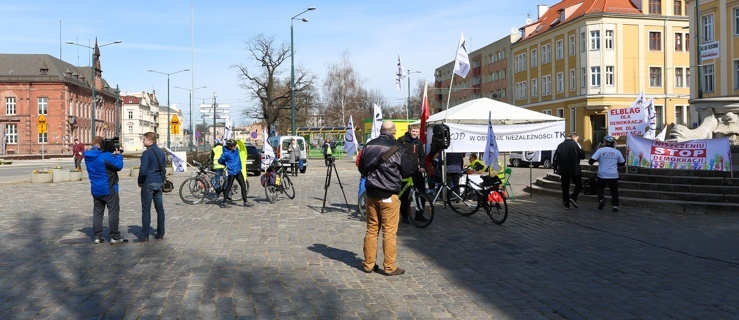 KOD zbiera podpisy. Ilość chętnych? Niezbyt duża