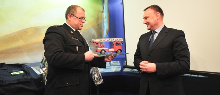 Po lewej: komendant Tomasz Świniarski