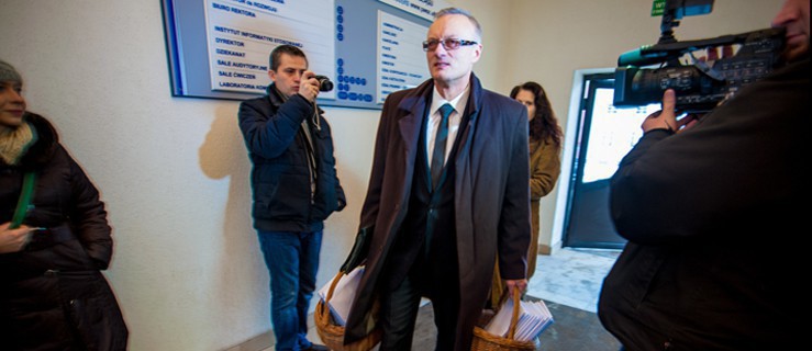 Kazimierz Falkiewicz składa listy z podpisami w PKW