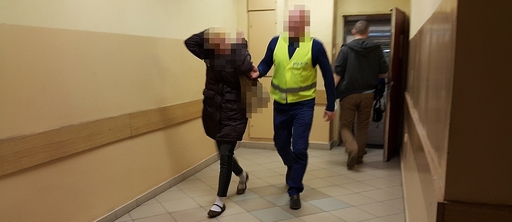 Obudził się w fotelu, a ona stała nad nim z tłuczkiem do mięsa