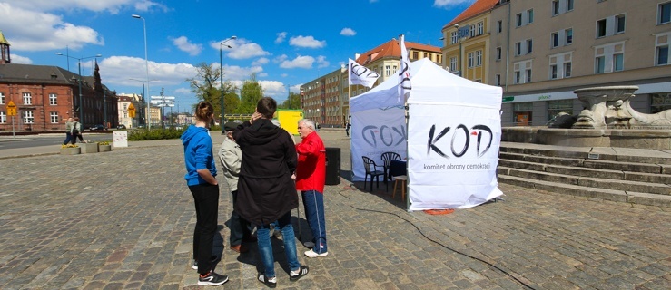 Elbląski KOD po raz ostatni i z własnym namiotem