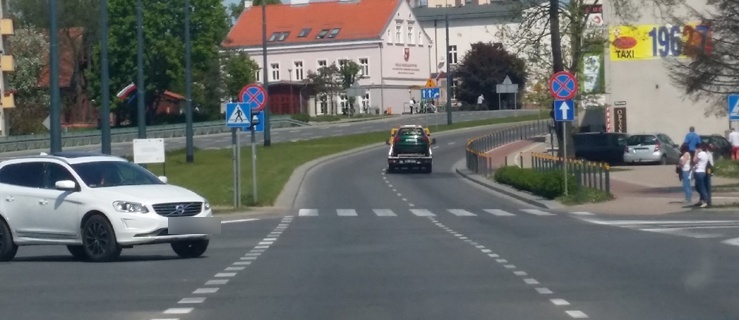 Rozbite audi wyjeżdża na lawecie z miejsca zdarzenia