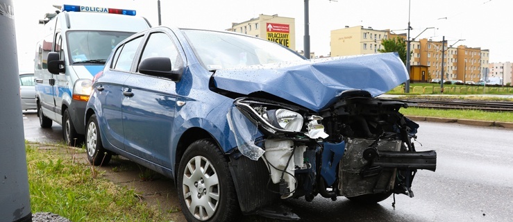 Kolizja na skrzyżowaniu, policjanci apelują o stosowanie się do znaków