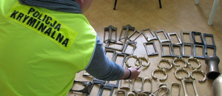 Dwie osoby okradające groby zatrzymane przez policjantów