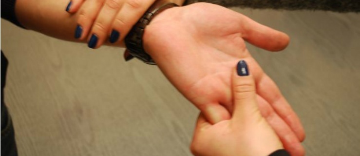Dał się namówić na wróżby i stracił 900 zł. Policjanci ostrzegają przed ulicznymi wróżbitami