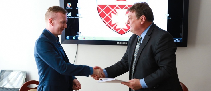 Prezydent Wróblewski podpisuje umowę z firmą ZNAK z Gdańska