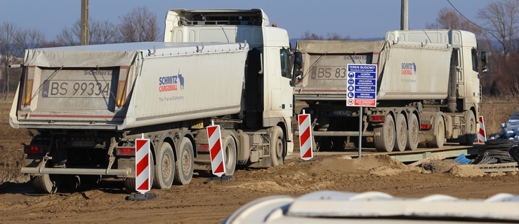 Drogę budują, ziemię zabierają, odszkodowań nie dają