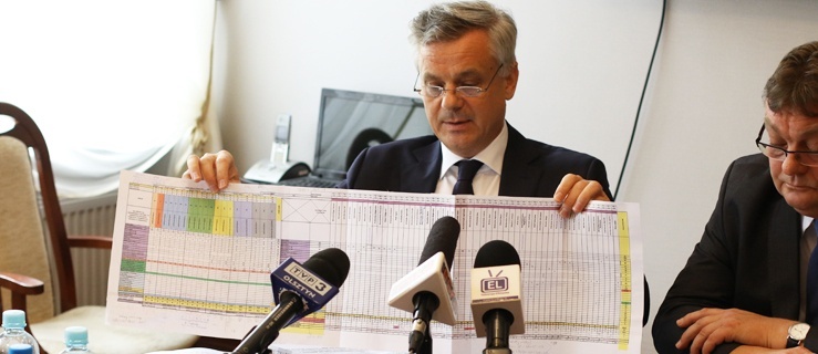 Doradca Prezydenta Piotr Żuchowski, pokazywał dziennikarzom arkusz organizacji szkoły