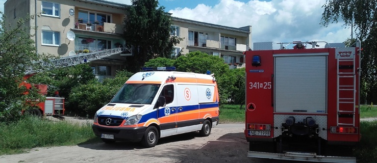 84-latek zasłabł w mieszkaniu. Pomogli strażacy i policjanci 