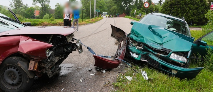 Mocne zderzenie dwóch vw passatów