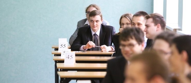 Maturzyści Zespołu Szkół Mechanicznych tuż przed egzaminem