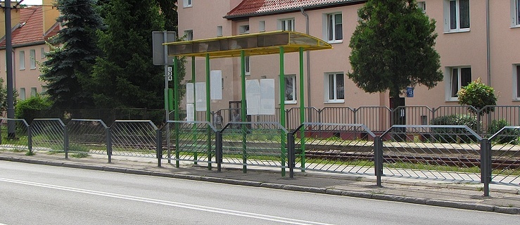 Dwa przystanki z nowymi barierkami (+foto)