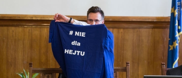 Na zdjęciu radny Rudnicki podczas pamiętnej akcji rozdawania koszulek dla Radnych 