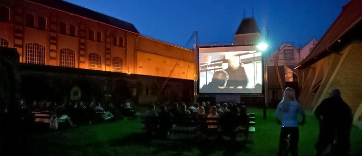Letnie kino pod chmurką w sobotni wieczór