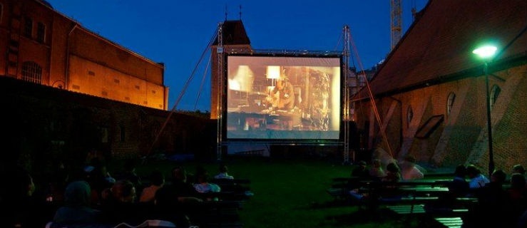 Letnie kino pod chmurką w sobotni wieczór