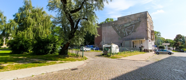 Kup działkę, wybuduj centrum handlowe, parking gratis