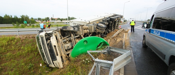 Ciężarówka w rowie na S7- zobacz zdjęcia