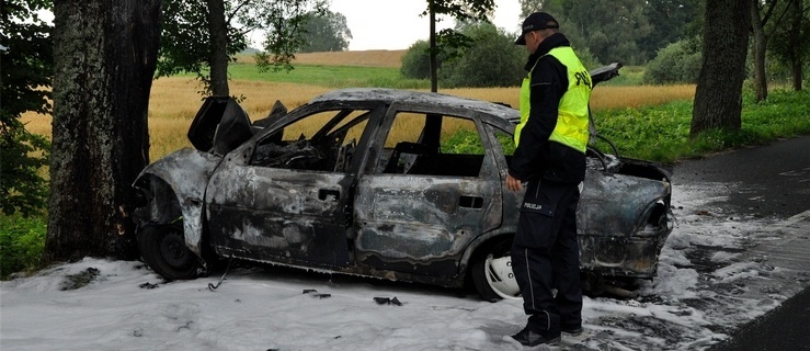 Żołnierz wydostał dwie osoby z płonącego auta