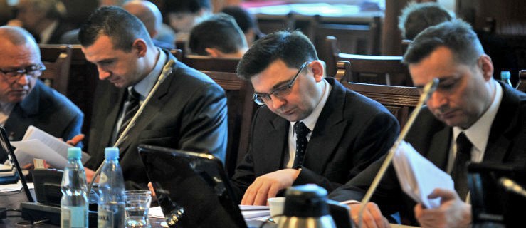 Sesja Rady Miasta. Bezpłatne parkowanie, ulgi w czynszu i odsunięcie terminu podwyżek biletów