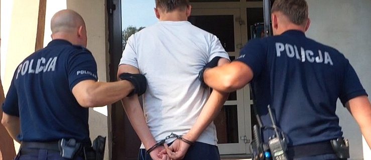 Policjanci wyciągnęli go z bagna. Był poszukiwany nakazami doprowadzenia do więzienia