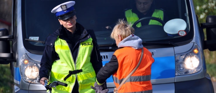 Policjanci z ruchu drogowego rozdawali rowerzystom i pieszym odblaski