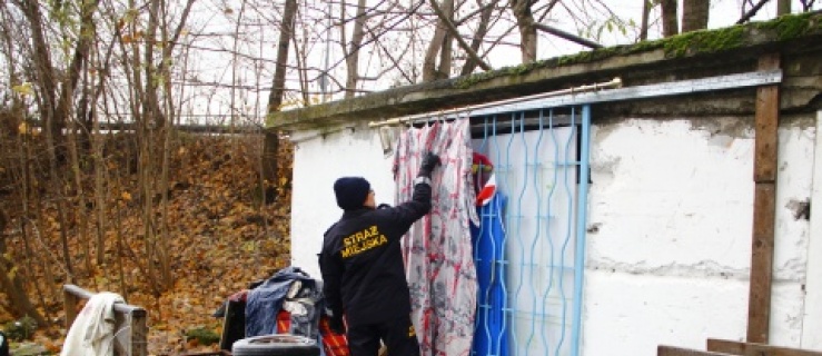 Bezdomni wybierają zimną wolność, a nie ciepłe schroniska 