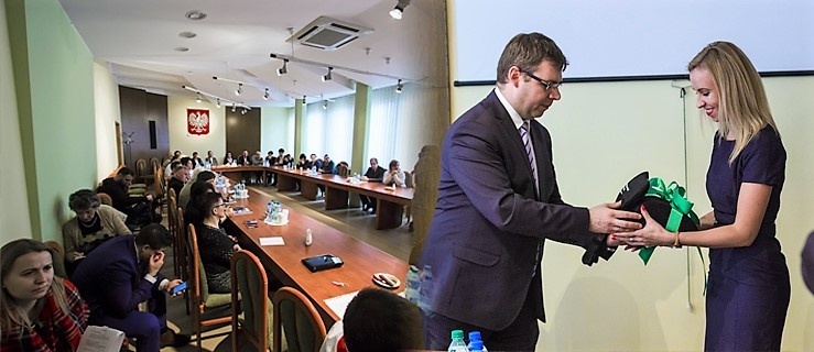 Wojewoda przywiózł defibrylator do elbląskiej delegatury