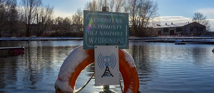 Przystań przy ul. Portowej niszczeje. Kto za to odpowiada? (+foto)