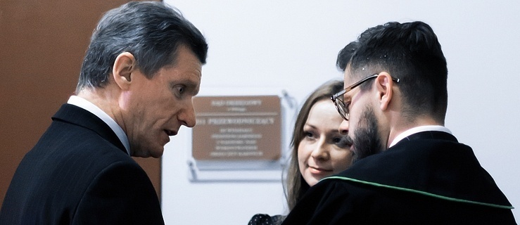 Z lewej Czesław Małkowski, z prawej obrońca  Marek Gawryluk