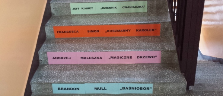 Schodami prosto do biblioteki szkolnej po książkę