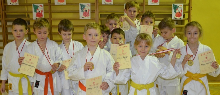 Uczestniczki i uczestnicy Mikołajkowego Turnieju Karate w SP nr 6 w Elblągu,