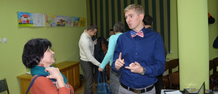 Paweł Jacewicz rozmawia z elblążanką - słuchaczką jego prezentacji,