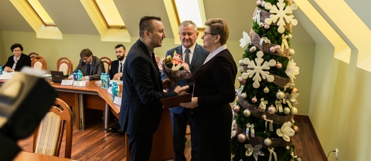 Regina Stelmaczonek, prezes Stowarzyszenia Wspierającego Rodziny Jutrzenka przyjmuje gratulacje