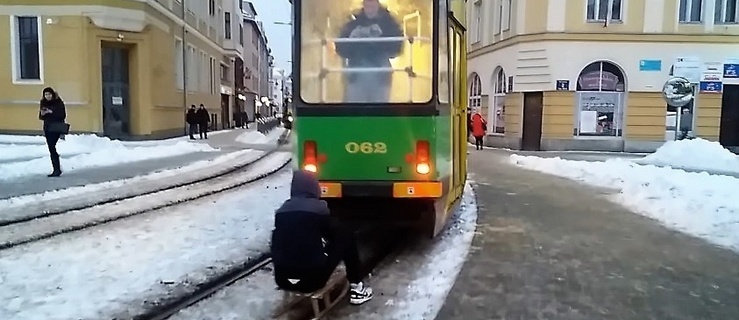 Policja szuka sprawcy  „kuligu” za tramwajem. Wracamy do tematu