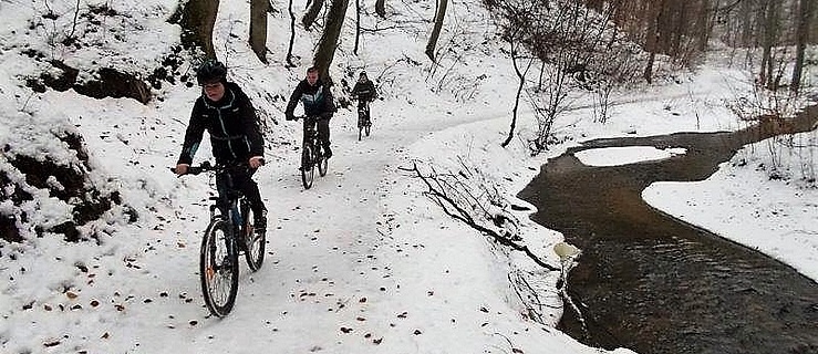 Przejechali rowerami po zaśnieżonej Bażantarni