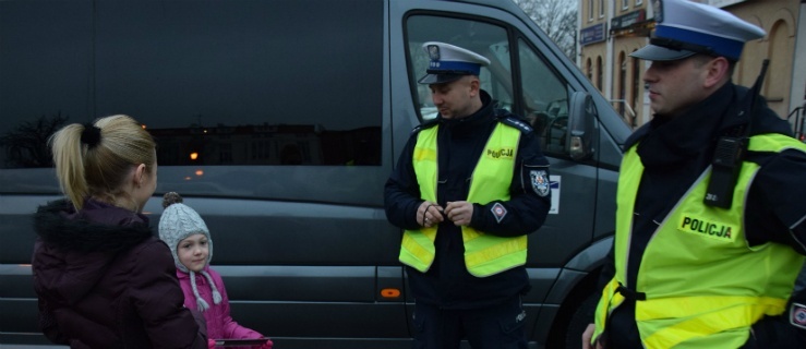 „Dzień Odblasków” - policjanci rozdawali elementy odblaskowe