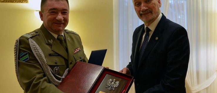 Gen. broni Leszek Surawski i minister obrony narodowej Antoni Maciewrewicz