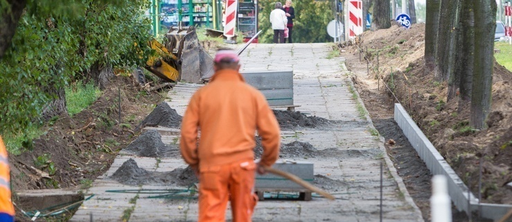 Remont chodnika od wjazdu do Domu Handlowego Jantar do skrzyżowania al. Odrodzenia z ul. Kalenkiewicza. 