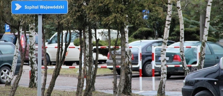 Przed szpitalem parkują na miejscach dla niepełnosprawnych