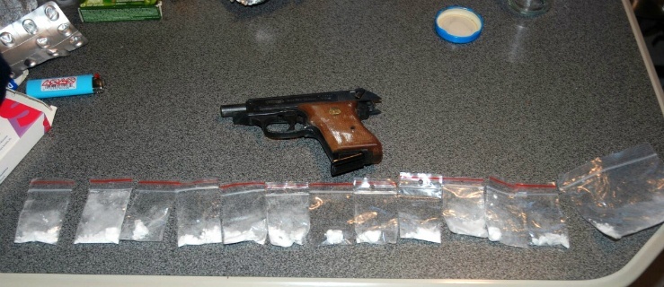 Pistolet i narkotyki pod sufitem