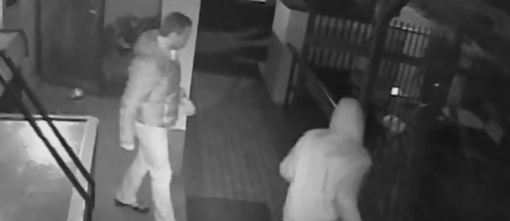 Elbląg: Policjanci szukają sprawców kradzieży roweru. Pomóż ustalić tożsamość tych mężczyzn...